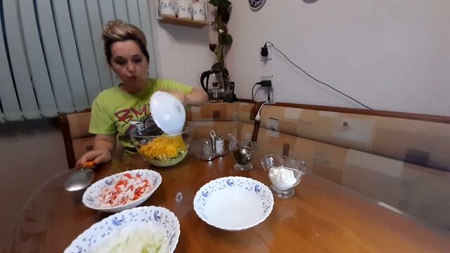 Салат с капустой,крабовыми палочками и кукурузой. смотреть онлайн