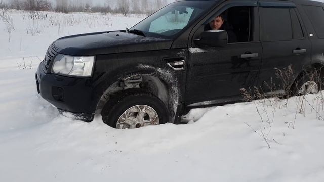 На кроссовере Freelander 2 решили покататься по полю, но у снега были другие планы на этот счет.... смотреть онлайн