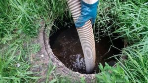 Как откачивают канализацию из бетонных колец. Откачка септика на даче, цена, процесс.