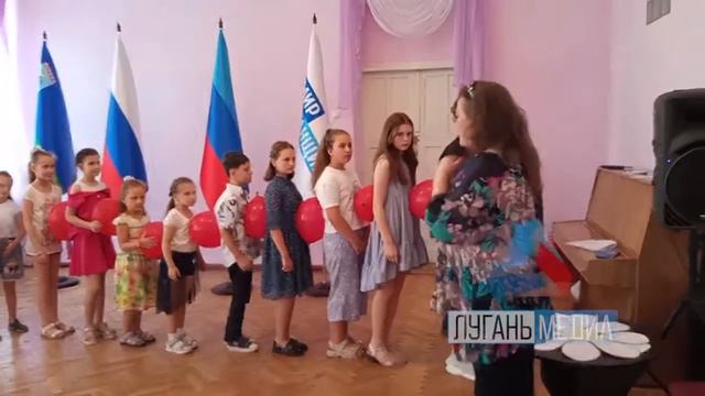 В ДК имени ОР состоялась развлекательная программа для детей «Цветок ромашка - вся душа нараспашку» смотреть онлайн