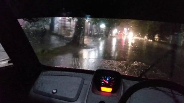 Test drive Bajaj Qute gerimis malam смотреть онлайн