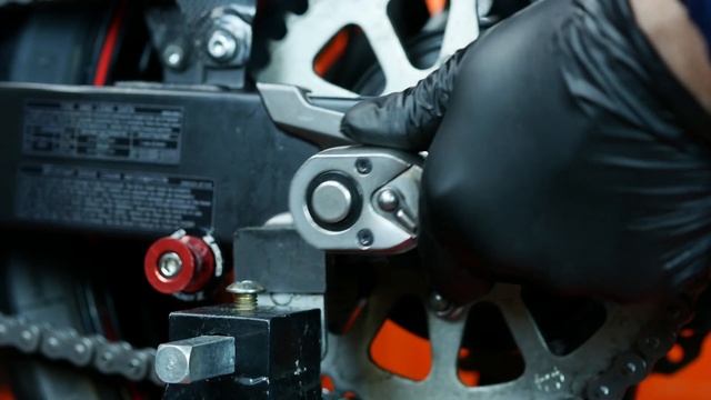 Chain slack adjusting (регулировка натяжения цепи мотоцикла) смотреть онлайн