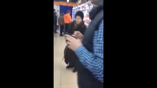 Бабка в ДНС прикол смотреть онлайн