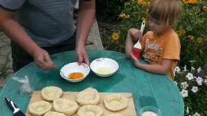 Лепёшки в казане на огне.