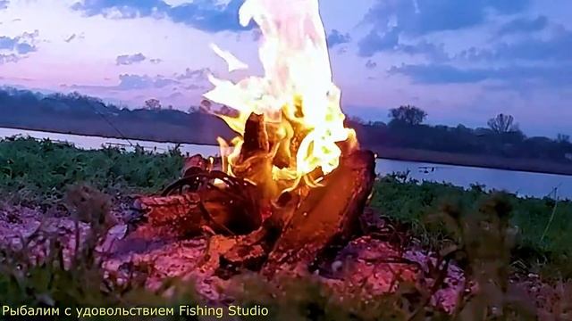 Костёр на рыбалке, на это можно смотреть вечно смотреть онлайн