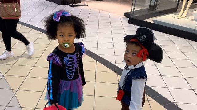 TRICK OR TREATING AT THE MALL | APPROACHED BY MALL SECURITY смотреть онлайн