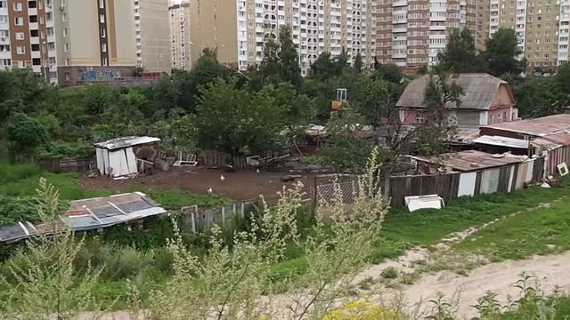 Кусочек частного сектора во дворе многоэтажек. 2 смотреть онлайн