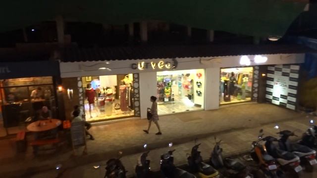 На главной улице Арамболя ночью может быть шумно смотреть онлайн