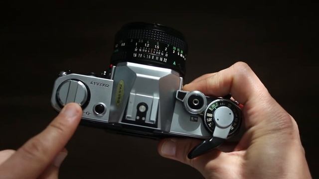 . Canon AE-1 Loading and Unloading Film смотреть онлайн