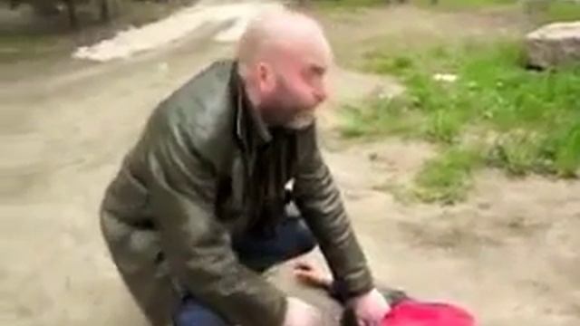 Александр пытается помочь(добавить крупный план - лицо в крови) смотреть онлайн