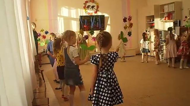 Танец с вертушками Старшая гр М Рожкова 2017 смотреть онлайн