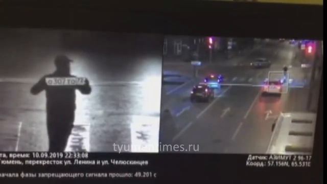 В Тюмени мужчина специально перед камерой 