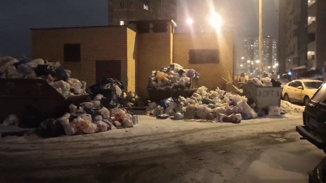 Свалка во дворе жилого дома в Мытищах смотреть онлайн