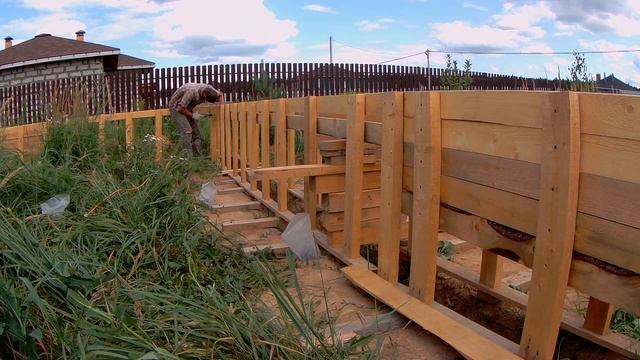 Опалубка для ленточного фундамента своими руками. Часть 2. Сборка щитов из доски 100х25 смотреть онлайн
