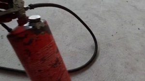 Нагнетатель масла из старого огнетушителя