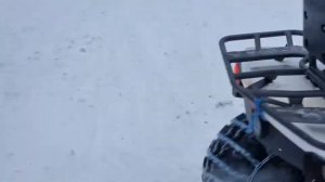 Цепи на квадроцикле единственный способ перемещаться по снегу.