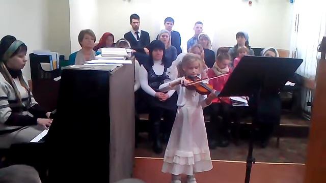Иванка Сластион играет на скрипке