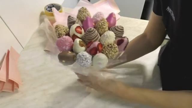 Как собрать букет из клубники в шоколаде. Как собрать клубничный букет. смотреть онлайн