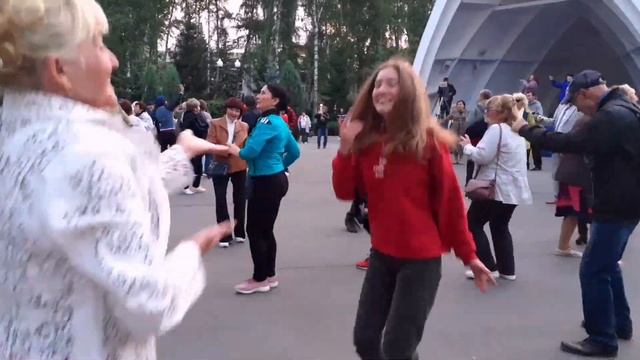 ЦЕЛУЙ МЕНЯ ВЕЗДЕ, МОЯ ДЕТОЧКА!??/ТАНЦЫ В ПАРКЕ ГОРЬКОГО ХАРЬКОВ СЕНТЯБРЬ 2021 смотреть онлайн