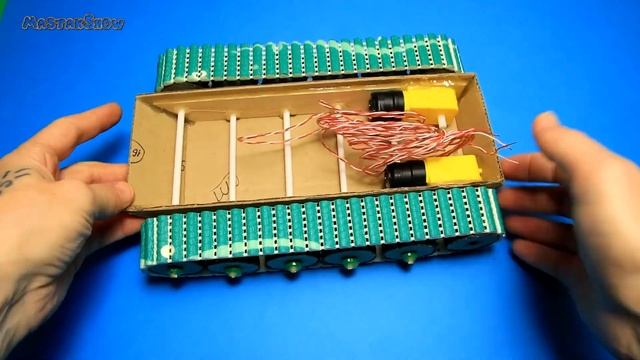 ТАНК из картона на ПУЛЬТЕ УПРАВЛЕНИЯ. Как сделать танк своими руками дома смотреть онлайн