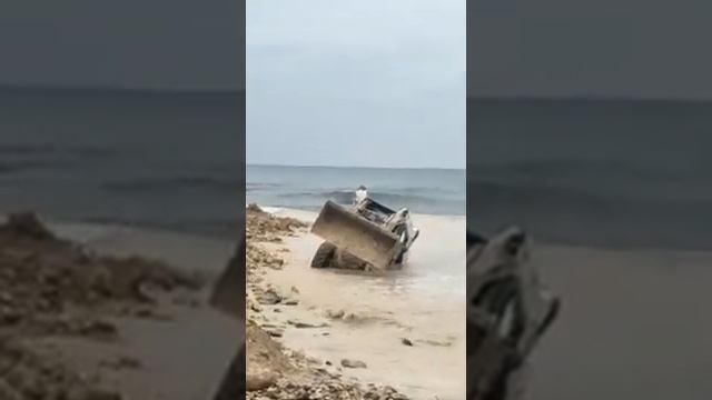 На севастопольском пляже утонул экскаватор смотреть онлайн