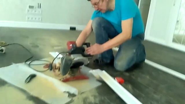 Монтаж МДФ плинтуса с точной подрезкой смотреть онлайн