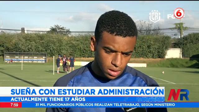 Jewison Bennett recibió título de colegio durante un entrenamiento con La Sele смотреть онлайн