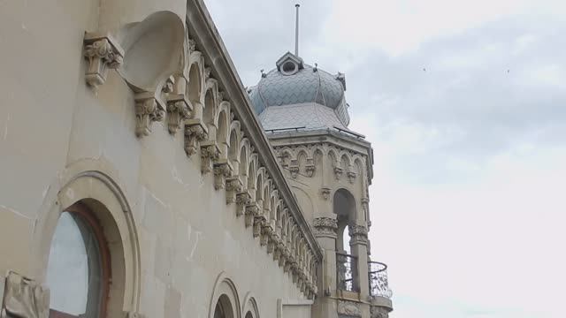 Сокол в центре Баку на крыше особняка Гаджинского возле Девичьей башни смотреть онлайн