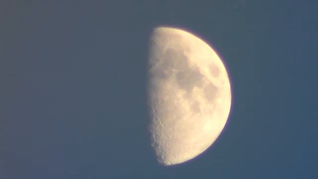 Луна, отснятая на видеокамеру с хорошим зумом смотреть онлайн