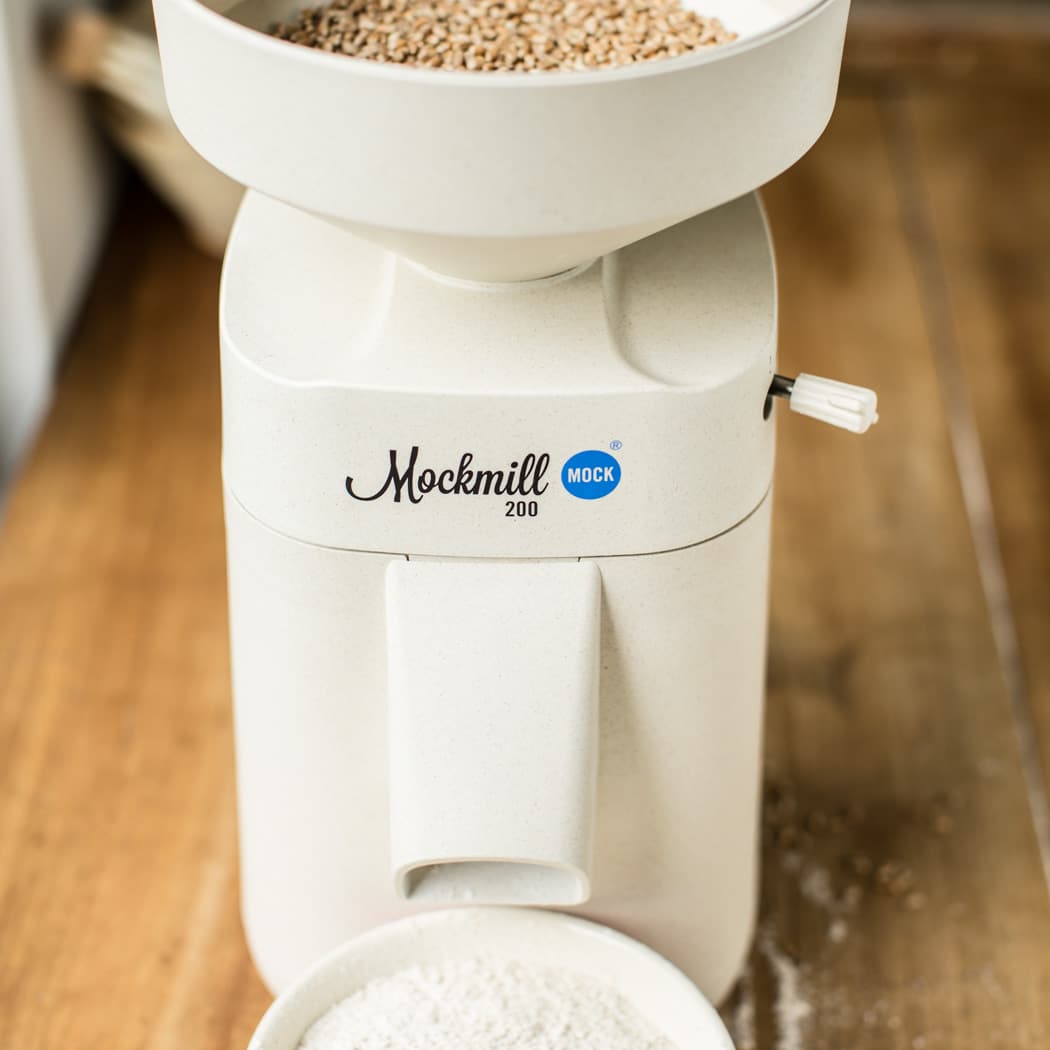 Мукомолка Mockmill 200 жерновая электрическая мини мельница для помола зерна в цельнозерновую муку смотреть онлайн