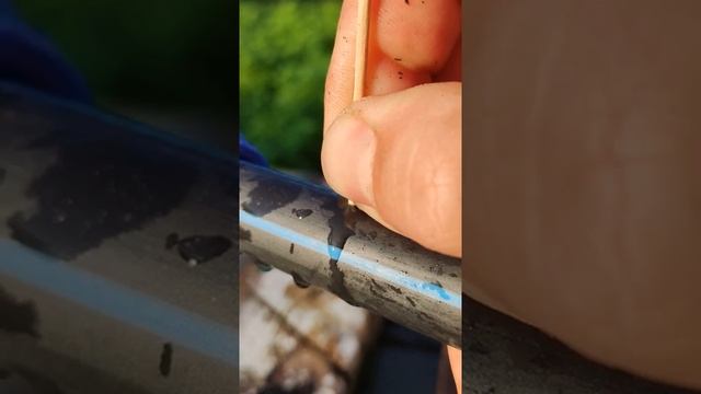 Чем заделать небольшую течь в трубе, если нет возможности перекрыть воду) #shorts смотреть онлайн