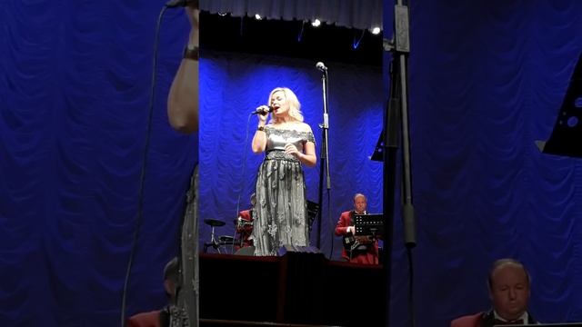 Танго в Париже - поет Мила Иванова, ВИА Верные Друзья. смотреть онлайн