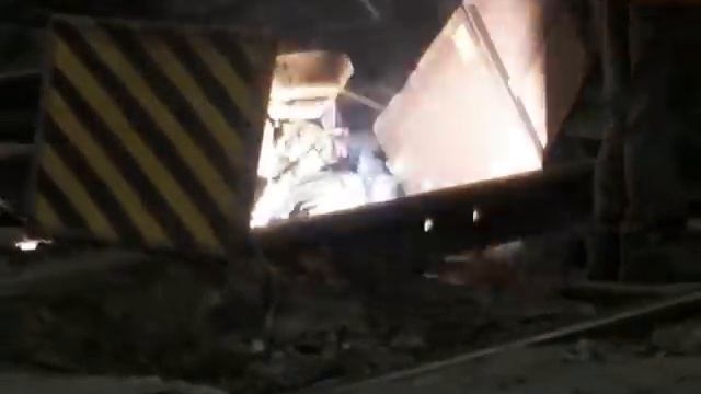 Ремонт трамвайки Аж искры летят Днепродзержинск 23.04.16 смотреть онлайн