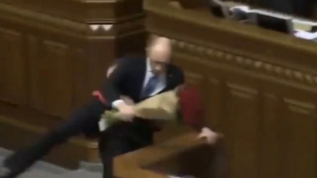 Яценюку дарят цветы (прикол) смотреть онлайн