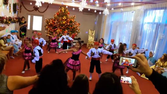 Утренник новогодний садик 292 Одесса 2016.в центр и мой любимый сынуля Сашка смотреть онлайн