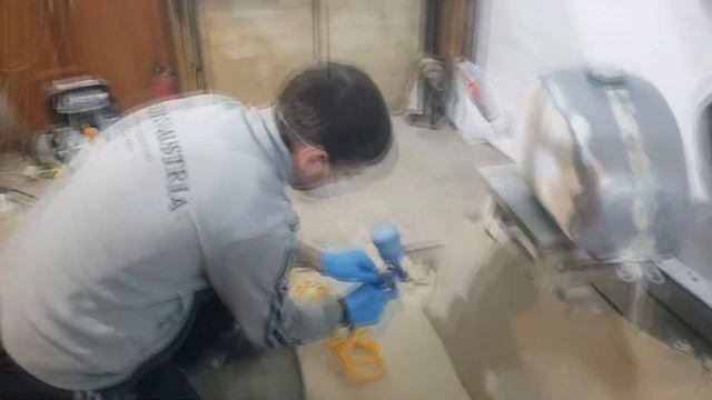 Крашу мотоцикл ИЖ по видео урокам: Часть 1. Грунтовка. смотреть онлайн