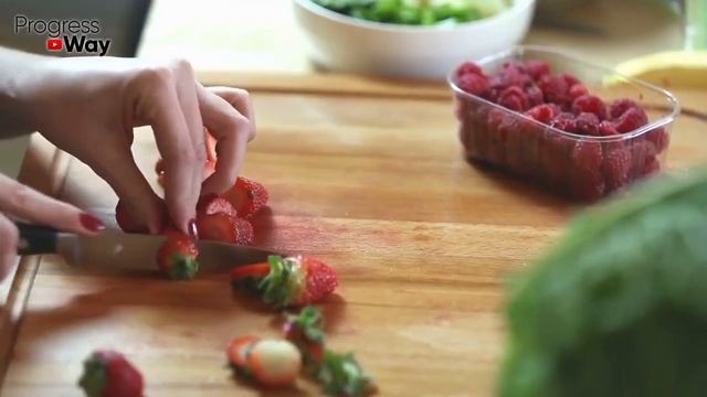 Что творит КЛУБНИКА с организмом? Почему нельзя выбрасывать хвостики и чашелистики клубники? смотреть онлайн