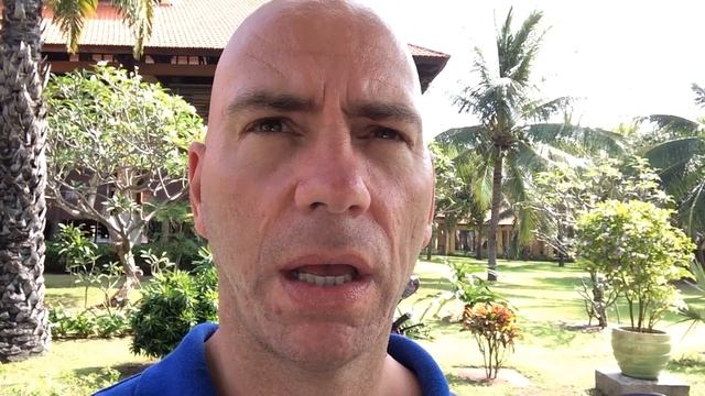 Vietnam: Delicious pho and the cost of renting a motorbike смотреть онлайн