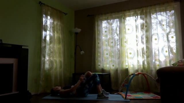 Тренировка ягодиц с малышом дома