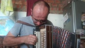 Вот кто-то с горочки спустился на гармони