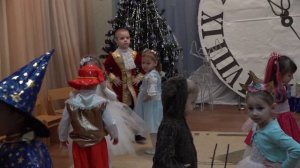 Новогодний танец «Мишка с куклой пляшут полечку»