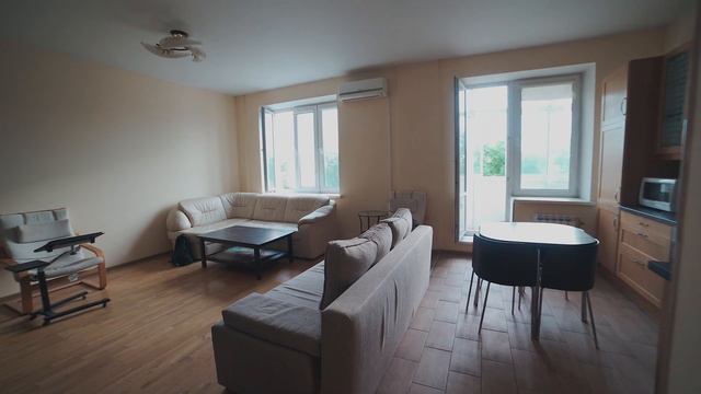 Денис продемонстрирует просторную студию в развитом районе. смотреть онлайн