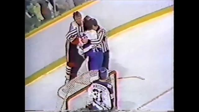 Steve Larmer vs Brad Maxwell Mar. 8/1986 смотреть онлайн