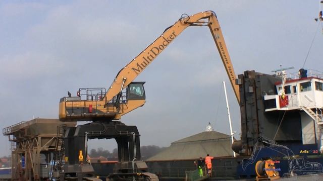 Cat MultiDocker CH74D Working On A Harbor смотреть онлайн