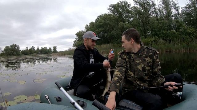 На что же берёт щука в непогоду. Рыбалка на травянку. смотреть онлайн