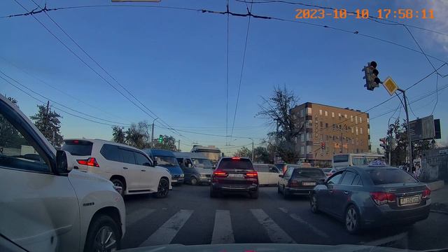 Бараний затор в Бишкеке или 7 минут из жизни перекрестка смотреть онлайн