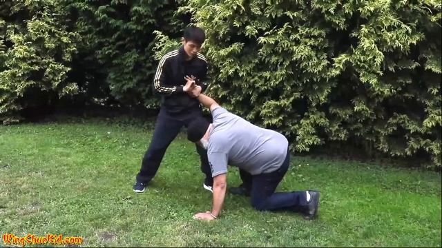 Street fight self-defense techniques - How to defend against a choke hold surprise attack смотреть онлайн