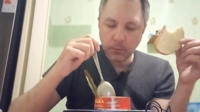 ASMR ИТИНГ. КУШАЮ КИЛЬКУ В ТОМАТНОМ СОУСЕ смотреть онлайн