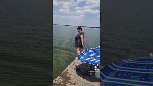 Бомбический прыжок в воду смотреть онлайн