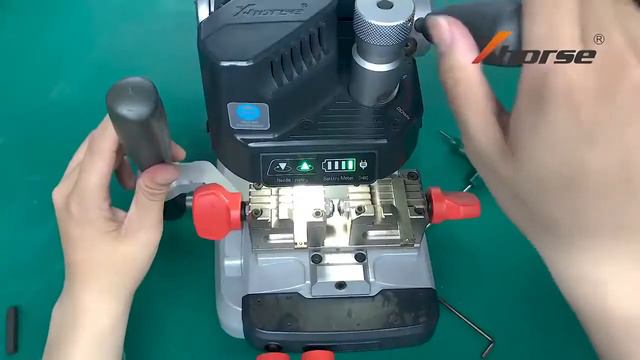 Xhorse DOLPHIN XP 007 Tutorials How to Calibrate Clamp and Cut Key смотреть онлайн